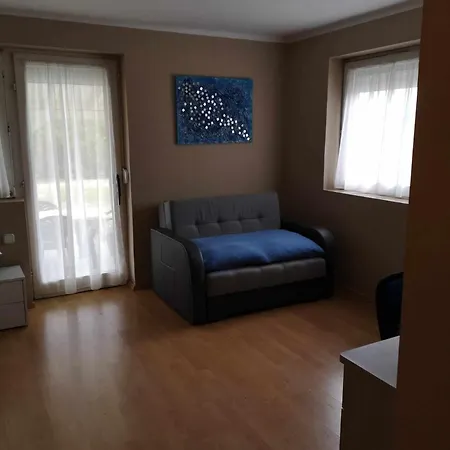 Apartment Kiss *